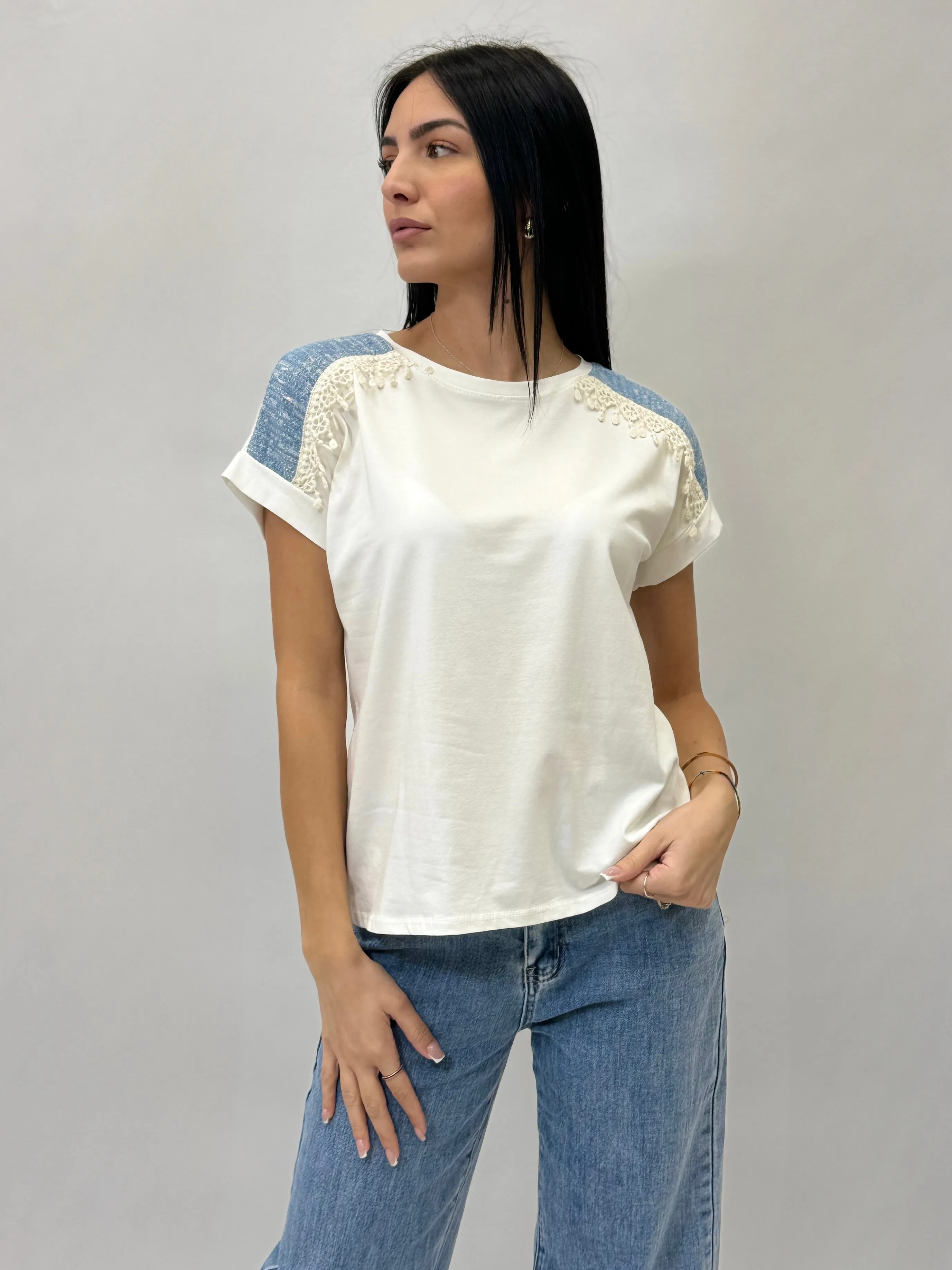 T-shirt con dettaglio spalle in denim