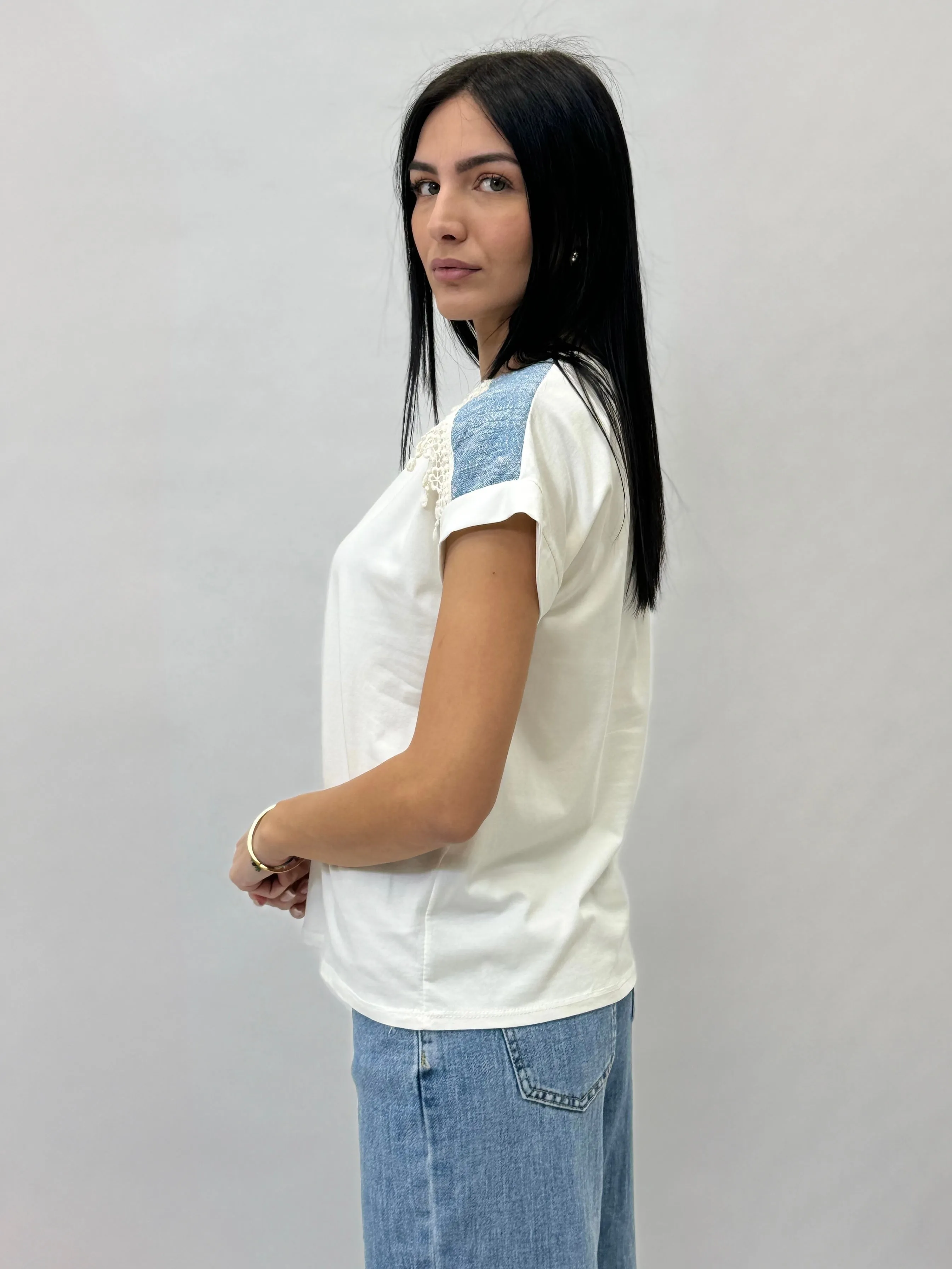 T-shirt con dettaglio spalle in denim