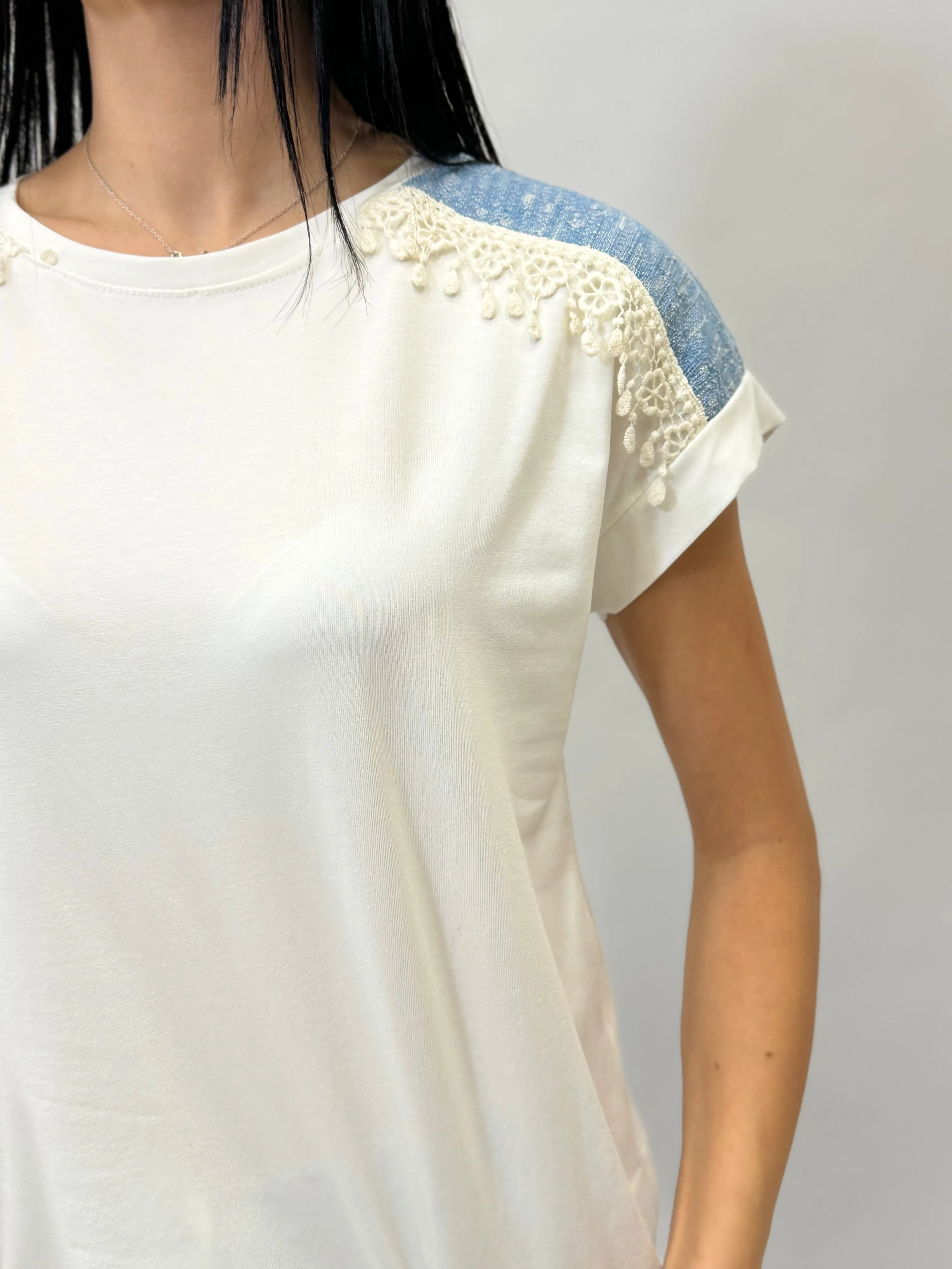 T-shirt con dettaglio spalle in denim